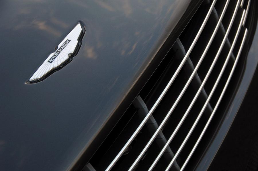 Логотип Aston Martin DBS 007 Quantum of Solace 2008 года  (фото 36 из 43)